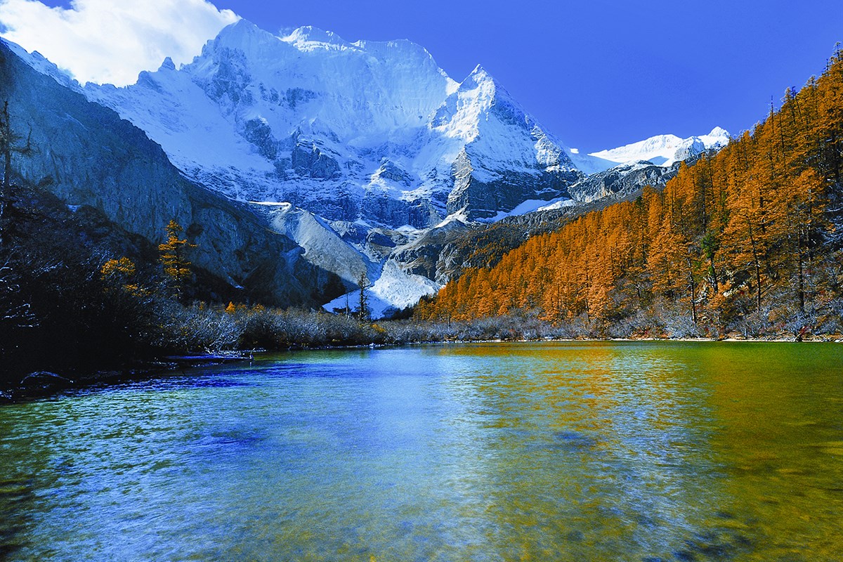 Xiannairi Mountain Pearl Lake in Yading 