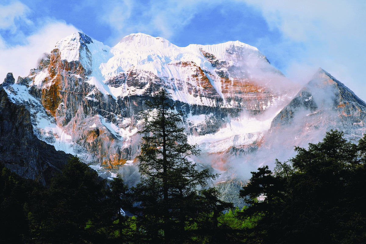 Xiannairi Mountain in Yading 