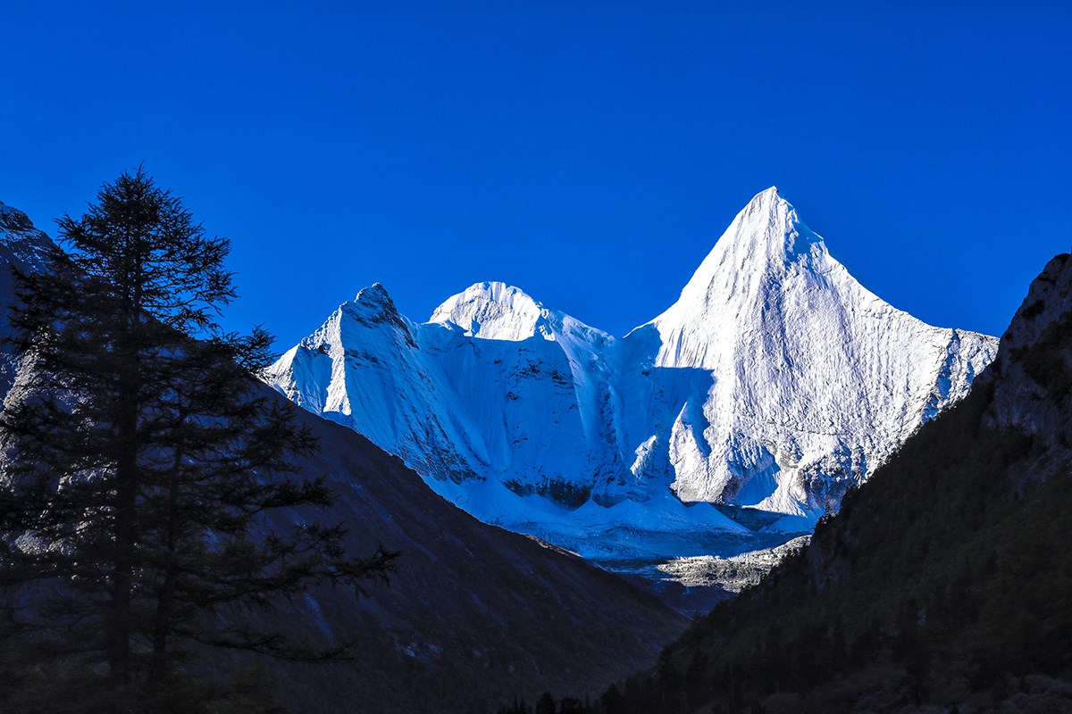 Yangmaiyong Mountain in Yading | Photo by Wang Lei