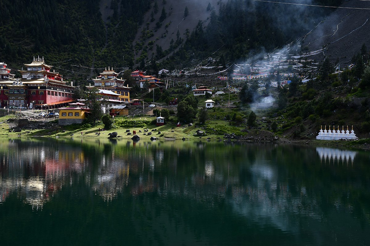 Cuoka Monastery and Cuoka Lake | Photo by Liu Bin