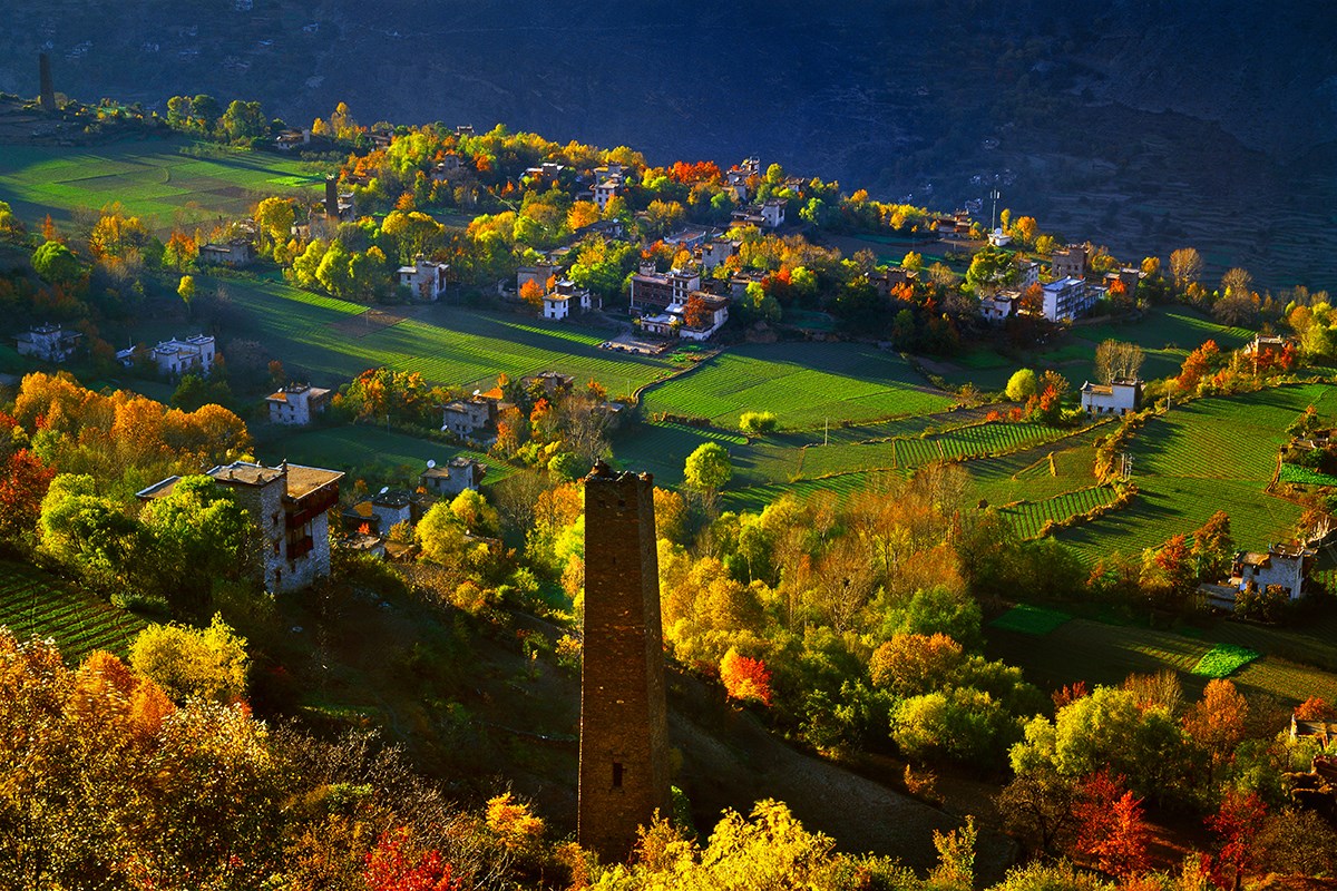 Zhonglu Tibetan Village in Danba 